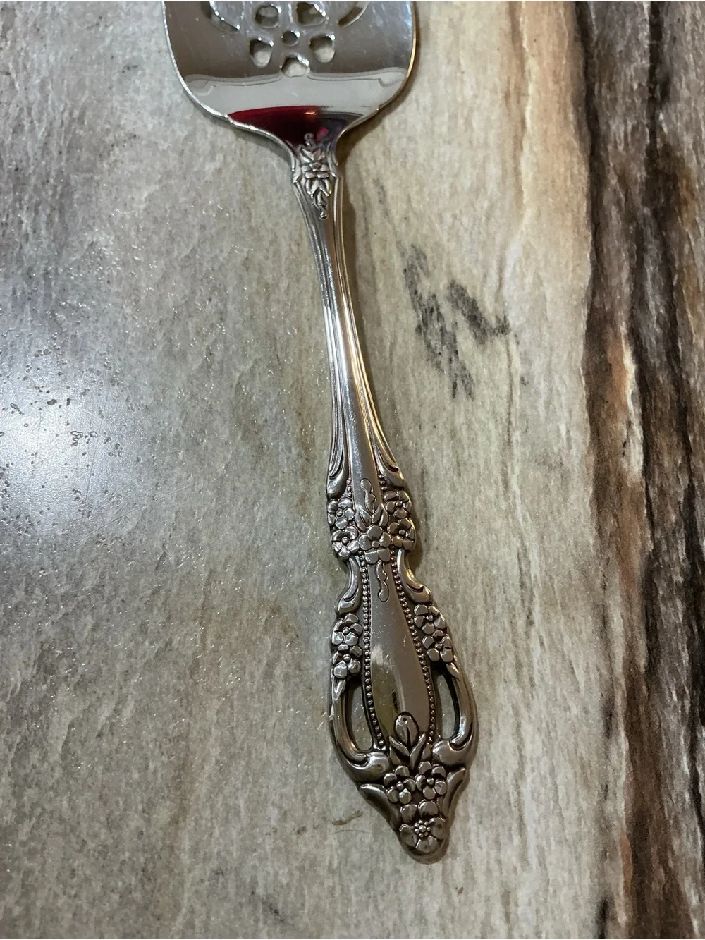 Vintage Oneida Distinction Deluxe Raphael Pierced Stainless Pie Server